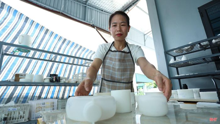 Trong lúc chờ sản phẩm khô, tôi tranh thủ chuẩn bị khuôn và nguyên liệu cho mẻ tiếp theo. Tôi cũng kiểm tra những sản phẩm đã hoàn thiện để kịp chuyển sang các khâu sau. Công việc của tôi vì thế luôn nối tiếp nhau, gần như không có khoảng thời gian trống.