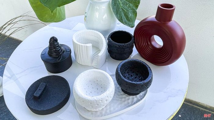 Đây là một số mẫu tôi làm theo đơn đặt hàng của khách quen để trang trí phòng làm việc. Mỗi mẫu có hình dáng và cách phối màu riêng, phù hợp với không gian sử dụng. Sau khi hoàn thiện, tôi để sản phẩm ở nơi khô thoáng, chờ khách đến nhận.
