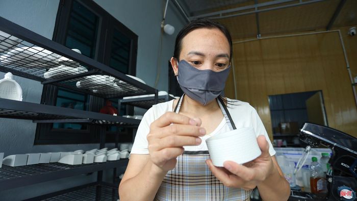 Sau chuyến đi, tôi bắt đầu tìm hiểu kỹ hơn về cách làm, mẫu mã và nhu cầu của thị trường. Gần một năm tìm hiểu và thử nghiệm tại nhà, tôi quyết định mở thêm chi nhánh của “Là Rơm Là Rạ”, chuyên sản xuất các sản phẩm thủ công trang trí từ xi măng trắng.