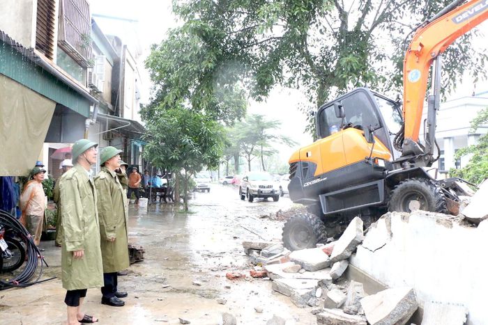 Lãnh đạo UBND phường Thành Sen, Ban Quản lý dự án đầu tư xây dựng công trình giao thông và phát triển đô thị tỉnh kiểm tra công tác tháo dỡ mặt bằng tại điểm cuối đường Đồng Quế vào ngày 19/9.