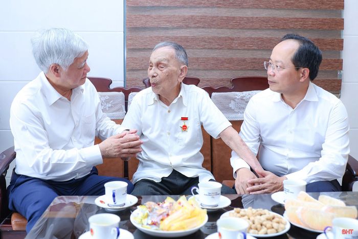 Đồng chí Đỗ Văn Chiến - Ủy viên Bộ Chính trị, Phó Chủ tịch Thường trực Quốc hội và đồng chí Nguyễn Duy Lâm - Ủy viên Trung ương Đảng, Bí thư Tỉnh ủy, Trưởng đoàn ĐBQH tỉnh thăm hỏi sức khỏe ông Nguyễn Văn Minh.
