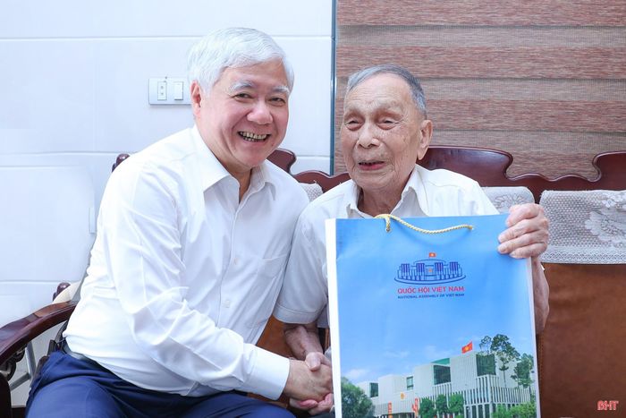 Đồng chí Đỗ Văn Chiến - Ủy viên Bộ Chính trị, Phó Chủ tịch Thường trực Quốc hội tặng quà ông Nguyễn Văn Minh.