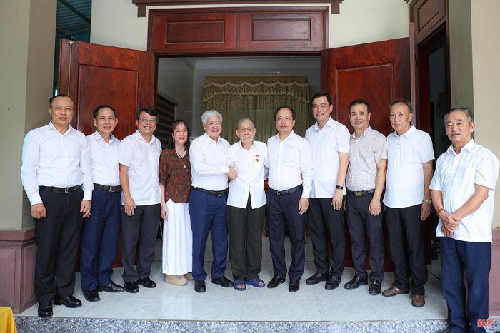 Các đồng chí lãnh đạo Trung ương, lãnh đạo tỉnh chụp ảnh lưu niệm cùng gia đình ông Nguyễn Văn Minh.