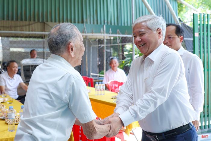 Đồng chí Đỗ Văn Chiến - Ủy viên Bộ Chính trị, Phó Chủ tịch Thường trực Quốc hội tới thăm hỏi, tặng quà ông Nguyễn Văn Minh.