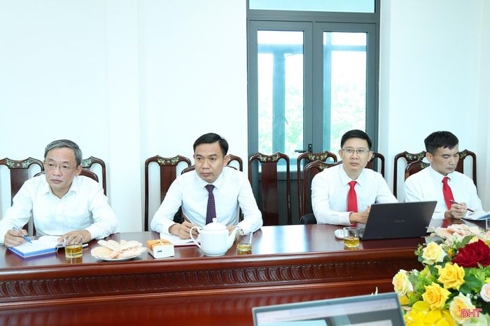 Các đại biểu tham dự buổi làm việc.