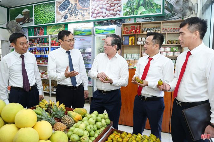 Dịp này, đoàn công tác cũng đã đến tham quan Cửa hàng Nông sản thực phẩm an toàn Hội Nông dân tỉnh (phường Thành Sen) - nơi trưng bày, giới thiệu các sản phẩm OCOP, sản phẩm nông nghiệp tiêu biểu.