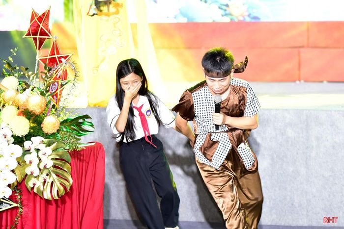 Các em được giao lưu, tham gia trò chơi cùng chú Cuội, chị Hằng.
