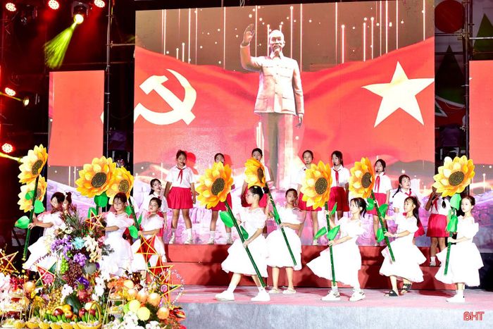 Sân khấu đêm hội tràn ngập âm thanh sắc màu tuổi thơ.