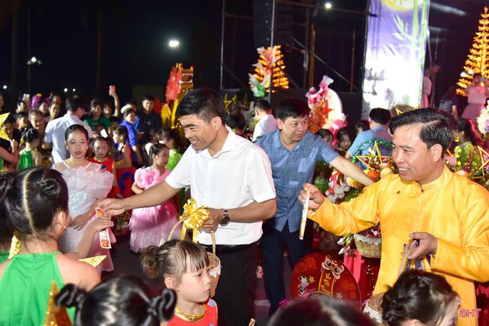 Các em thiếu nhi cùng các đại biểu phá cỗ vui tết Trung thu.