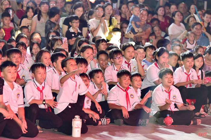 Chương trình thu hút đông đảo thiếu niên, nhi đồng và phụ huynh tham gia.