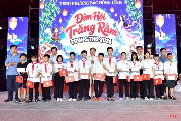 Tại chương trình, UBND phường Bắc Hồng Lĩnh cùng các doanh nghiệp và nhà hảo tâm đã trao 50 suất quà cho trẻ em gặp hoàn cảnh khó khăn trên địa bàn.
