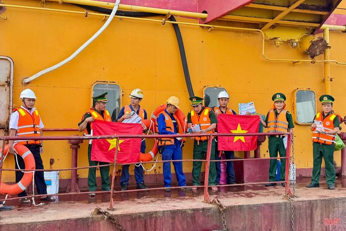 Các phao cứu sinh, cờ Tổ quốc được trao cho các đơn vị đang thi công trong khu vực cảng biển.