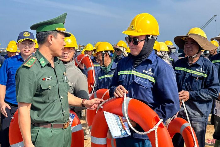 Các lực lượng cũng trao 150 phao cứu sinh cho các đơn vị.