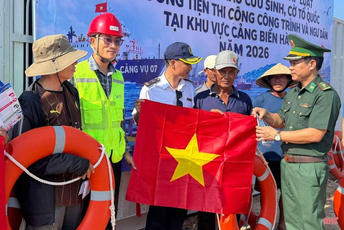 Các lực lượng trao tặng cờ Tổ quốc cho thuyền viên, ngư dân và các chủ phương tiện hoạt động trong khu vực cảng biển.