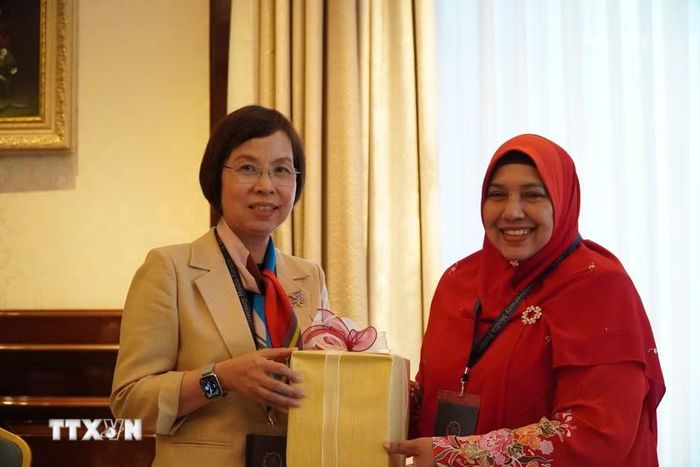 Tổng Giám đốc TTXVN Vũ Việt Trang và Tổng Giám đốc điều hành Bernama (Malaysia), bà Datin Paduka Nur-ul Afida Kamaludin. (Ảnh: Tâm Hằng/TTXVN)