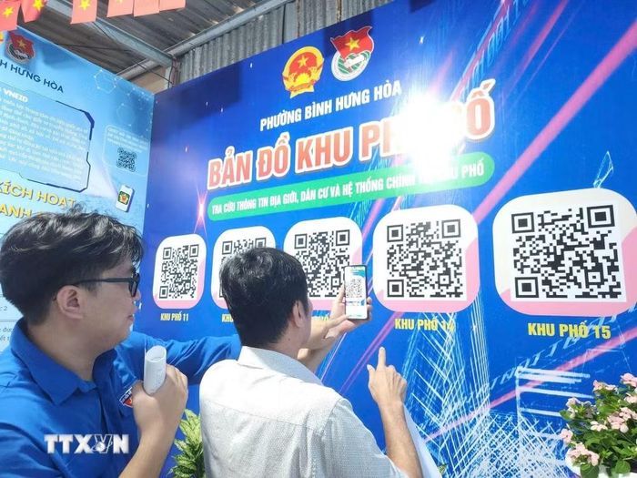 Người dân phường Bình Hưng Hòa, Thành phố Hồ Chí Minh tra cứu thông tin từ "Khu phố số." (Ảnh: Liên Sơn/TTXVN)