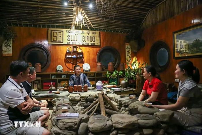 Tại "Không gian văn hóa trà Suối Giàng," người dân địa phương và du khách cùng nhau thưởng thức hương vị trà Shan Tuyết cổ thụ hàng trăm năm tuổi, đắm mình trong không gian văn hóa đậm đà bản sắc của người Mông. (Ảnh: Quỳnh Anh/ TTXVN phát)