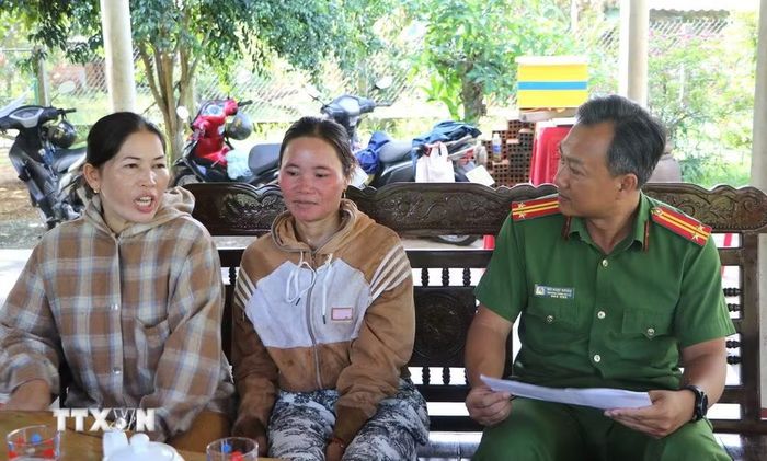 Công an xã Ba Động tuyên truyền người dân xóa bỏ nghi kỵ "cầm đồ thuốc độc". (Ảnh: Đinh Hương/TTXVN)