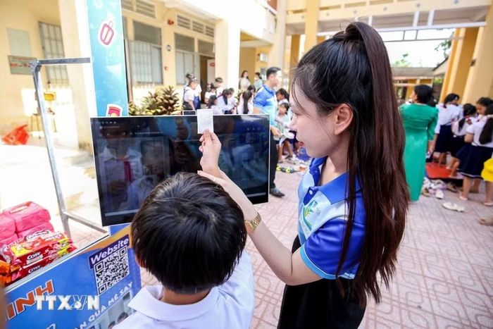 Ứng dụng trí tuệ nhân tạo (AI) trong các hoạt động dạy và học tại trường học đang từng bước nâng cao hiệu quả giáo dục và phát triển kỹ năng số cho học sinh. (Ảnh: Giang Phương/TTXVN)