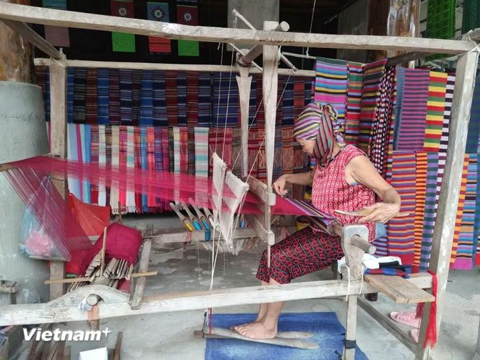 Bà Hà Thị Lôi (72 tuổi) ở bản Lác (Phú Thọ) dệt thổ cẩm. (Ảnh: Thanh Huyền/Vietnam+)