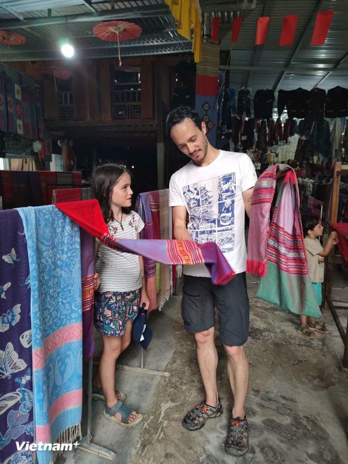 Anh Alex Long, du khách đến từ Pháp chia sẻ ấn tượng với sản phẩm dệt thủ công của người Thái. (Ảnh: Thanh Huyền/Vietnam+)