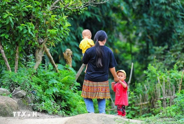 Tình trạng tảo hôn, phụ nữ dưới 18 tuổi sinh con ở vùng đồng bào dân tộc thiểu số trên địa bàn tỉnh Lào Cai có xu hướng giảm nhưng chưa bền vững. (Ảnh: Nam Thái/TTXVN)