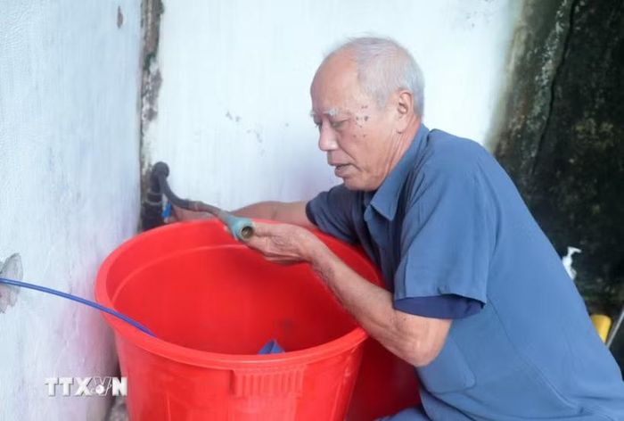 Để ứng phó với tình cảnh thiếu nước máy sinh hoạt nhiều tháng qua, các hộ dân thôn Thái Sa phải tận dụng tất cả các nguồn nước từ nước sông, nước mưa, nước giếng khoan đến mua nước đóng bình để sinh hoạt hàng ngày. (Ảnh: Nguyễn Công Hải/TTXVN)