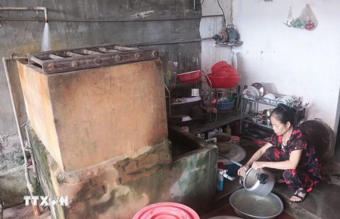Để ứng phó với tình cảnh thiếu nước máy sinh hoạt nhiều tháng qua, những hộ dân thôn Thái Sa phải tận dụng tất cả các nguồn nước từ nước sông, nước mưa, nước giếng khoan đến mua nước đóng bình để sinh hoạt hằng ngày. (Ảnh: Nguyễn Công Hải/TTXVN)