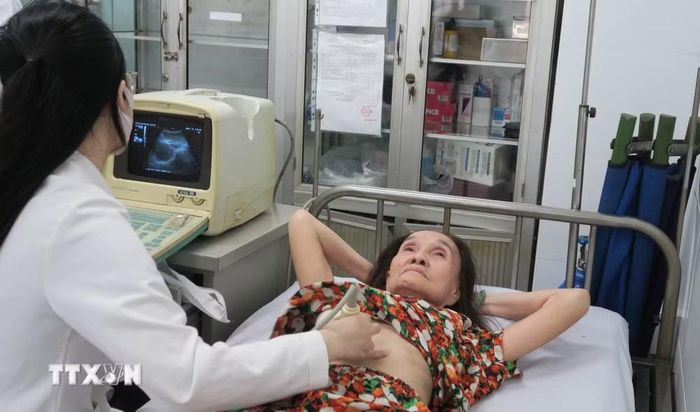 Khám sức khỏe cho người cao tuổi tại phường An Đông. thành phố Hồ Chí Minh. (Ảnh: Đinh Hằng/TTXVN)