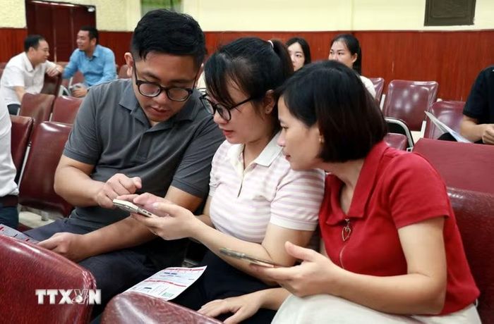 Người dân cài đặt, sử dụng các tính năng của Ứng dụng Công dân số NinhBinh-S. (Ảnh: Nguyễn Lành/TTXVN)