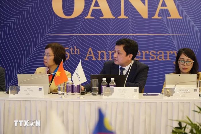 Giám đốc Trung tâm Kỹ thuật Nguyễn Đức Vũ phát biểu tham luận về AI tại phiên thảo luận trong khuôn khổ Diễn đàn báo chí OANA ngày 21/9. (Ảnh: Tâm Hằng/TTXVN)