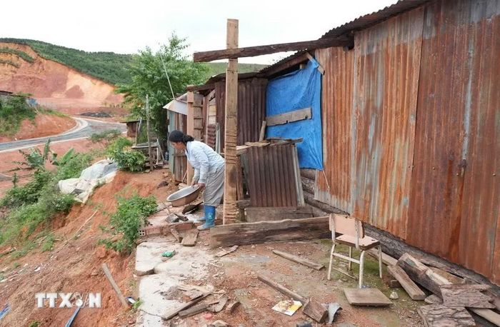 Một hộ dân tại khu dân cư K’Nớ 5 (xã Đam Rông 4) đã bị sạt một phần nhà bếp và đang tiếp tục diễn tiến nguy hiểm. (Ảnh: Nguyễn Dũng/TTXVN)