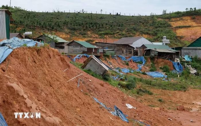 Nhiều căn nhà từ vị trí D1 đến D10 bị sạt lở nghiêm trọng, tiến sát đến mép phía sau nhà. (Ảnh: Nguyễn Dũng/TTXVN)