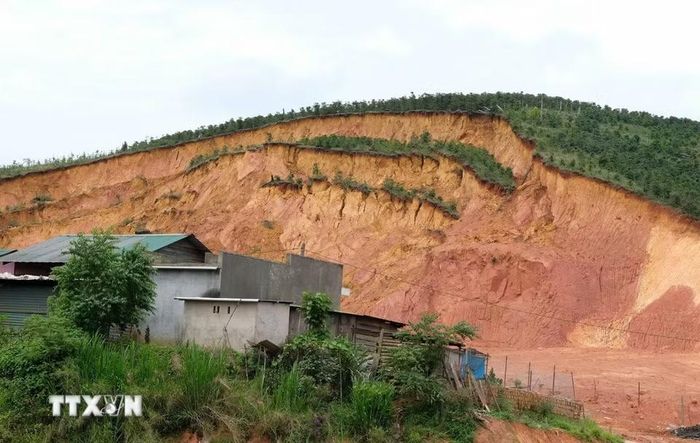 Sau những trận mưa kéo dài, một mảng đồi đất đã bị sụt lún, đe dọa nhiều căn nhà tại khu dân cư K’Nớ 5 (xã Đam Rông 4, Lâm Đồng). (Ảnh: Nguyễn Dũng/TTXVN)