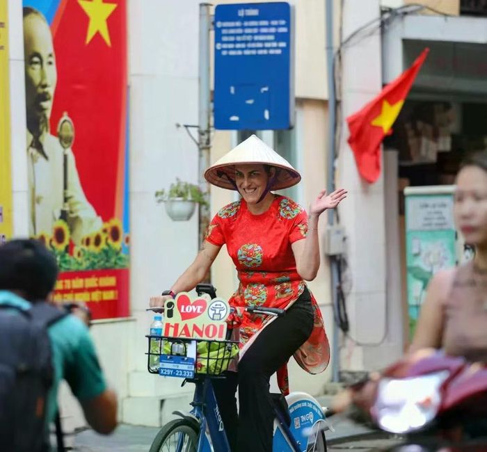 Du khách quốc tế mặc áo dài trải nghiệm Thủ đô Hà Nội. (Ảnh: TTXVN)