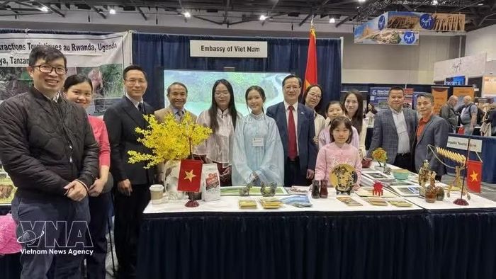 Đại sứ Phạm Vinh Quang (thứ bảy từ trái sang) chụp ảnh lưu niệm cùng các nhân viên Đại sứ quán Việt Nam tại Canada tại gian hàng Việt Nam trong khuôn khổ Triển lãm Du lịch và Kỳ nghỉ lần thứ 29 tại Canada, tháng 4/2026. (Ảnh: TTXVN)