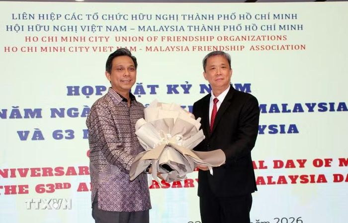 Ông Trần Ngọc Sơn (phải), Chủ tịch Hội hữu nghị Việt Nam-Malaysia Thành phố Hồ Chí Minh, tặng hoa chúc mừng ông Firdauz Bin Othman, Tổng Lãnh sự Malaysia tại Thành phố Hồ Chí Minh. (Ảnh: Xuân Khu/TTXVN)