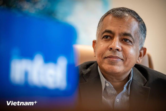 Theo ông George Chacko cần đảm bảo nâng cao nhận thức cũng như trang bị kiến thức cơ bản về AI cho toàn bộ người dân Việt Nam. (Ảnh: Minh Sơn/Vietnam+)