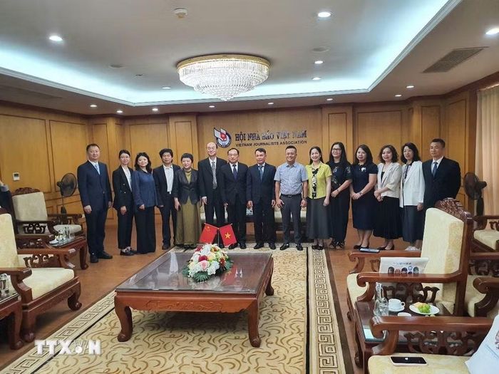 Cán bộ Hội Nhà báo Việt Nam và đoàn công tác tỉnh Vân Nam (Trung Quốc) tại buổi làm việc. (Ảnh: Nguyễn Trọng Lịch/TTXVN)