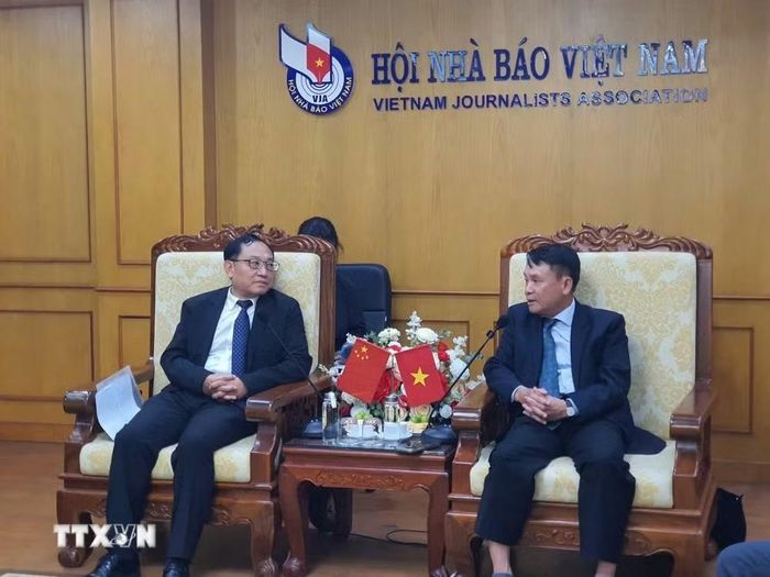 Ông Nguyễn Đức Lợi, Phó Chủ tịch Thường trực Hội Nhà báo Việt Nam trao đổi công việc và hoạt động của Hội Nhà báo Việt Nam với ông Bành Bân, Phó Trưởng Ban Tuyên truyền Tỉnh ủy, Chánh Văn phòng Văn minh tỉnh Vân Nam. (Ảnh: Nguyễn Trọng Lịch/TTXVN)