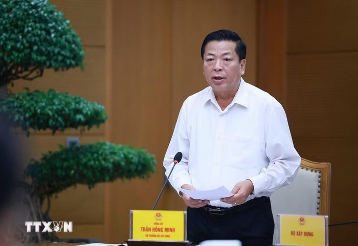 Bộ trưởng Bộ Xây dựng Trần Hồng Minh báo cáo tình hình triển khai các dự án giao thông trọng điểm. (Ảnh: Dương Giang/TTXVN)