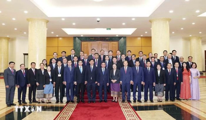 Thường trực Ban Bí thư Trần Cẩm Tú và đại biểu cùng Đoàn cán bộ cấp Thứ trưởng và tương đương của Đảng Nhân dân Cách mạng Lào chụp ảnh chung. (Ảnh: Phương Hoa/TTXVN)