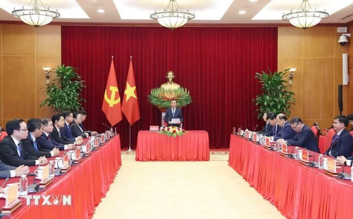 Thường trực Ban Bí thư Trần Cẩm Tú tiếp Đoàn cán bộ cấp Thứ trưởng và tương đương của Đảng Nhân dân Cách mạng Lào. (Ảnh: Phương Hoa/TTXVN)