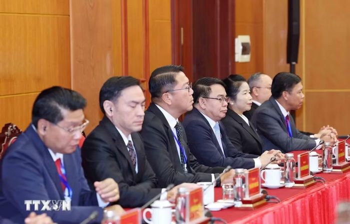 Các đồng chí cán bộ cấp Thứ trưởng và tương đương của Đảng Nhân dân Cách mạng Lào tại buổi tiếp. (Ảnh: Phương Hoa/TTXVN)