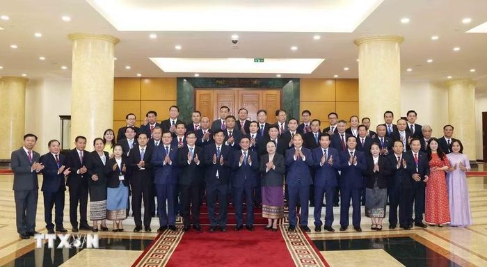 Thường trực Ban Bí thư Trần Cẩm Tú và đại biểu cùng Đoàn cán bộ cấp Thứ trưởng và tương đương của Đảng Nhân dân Cách mạng Lào chụp ảnh chung. (Ảnh: Phương Hoa/TTXVN) ​