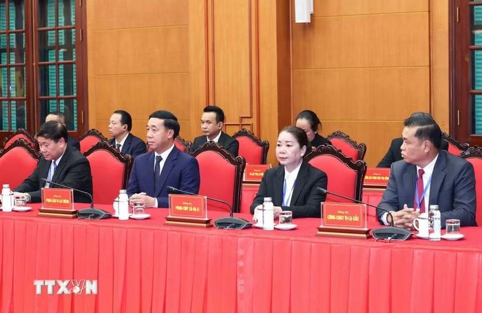 Các đồng chí cán bộ cấp Thứ trưởng và tương đương của Đảng Nhân dân Cách mạng Lào tại buổi tiếp. (Ảnh: Phương Hoa/TTXVN)