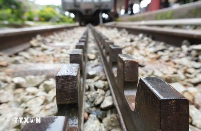 Một đoạn đường sắt răng cưa Đà Lạt-Tháp Chàm hiện được lưu giữ, trưng bày tại Ga Đà Lạt để du khách tham quan, tìm hiểu. (Ảnh: Nguyễn Dũng/TTXVN)