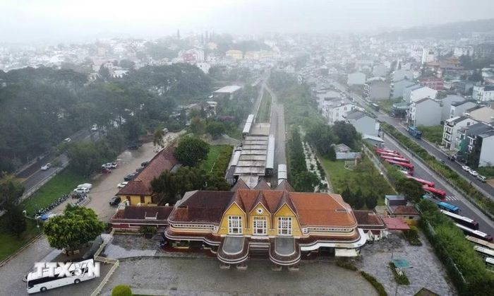 Ga Đà Lạt là công trình nguyên vẹn duy nhất còn lại của tuyến đường sắt răng cưa Đà Lạt-Tháp Chàm, đã được công nhận là Di tích Quốc gia, mở cửa đón khách tham quan. (Ảnh: Nguyễn Dũng/TTXVN)