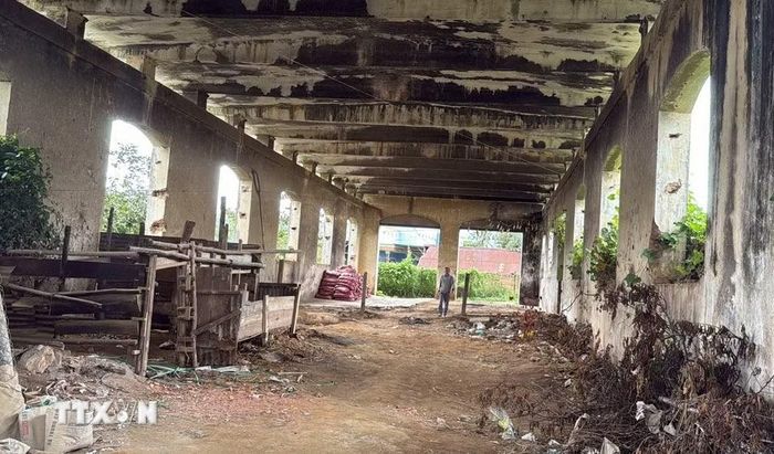 “Depot Gare” - gara sửa chữa, bảo dưỡng tàu tại ga Eo Gió (xã D’Ran) hiện vẫn còn giữ gần như nguyên vẹn khối công trình. (Ảnh: Nguyễn Dũng/TTXVN)