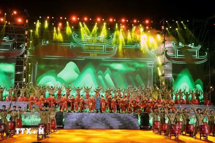 Tiết mục văn nghệ tại lễ hội truyền thống đền Trần Thương năm 2025. (Ảnh: Đại Nghĩa/TTXVN)